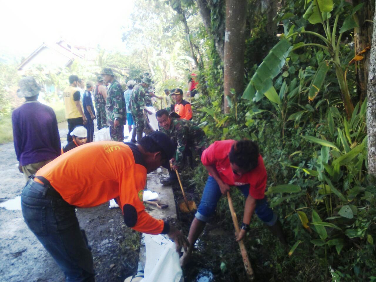 Babinsa Membuat Saluran Air